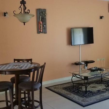 Apt 12, Executive Suites Ja - Palms Enfield Bagian luar foto