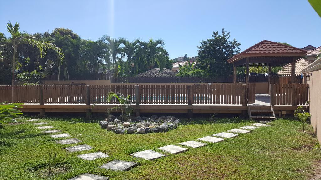 Apt 12, Executive Suites Ja - Palms Enfield Bagian luar foto