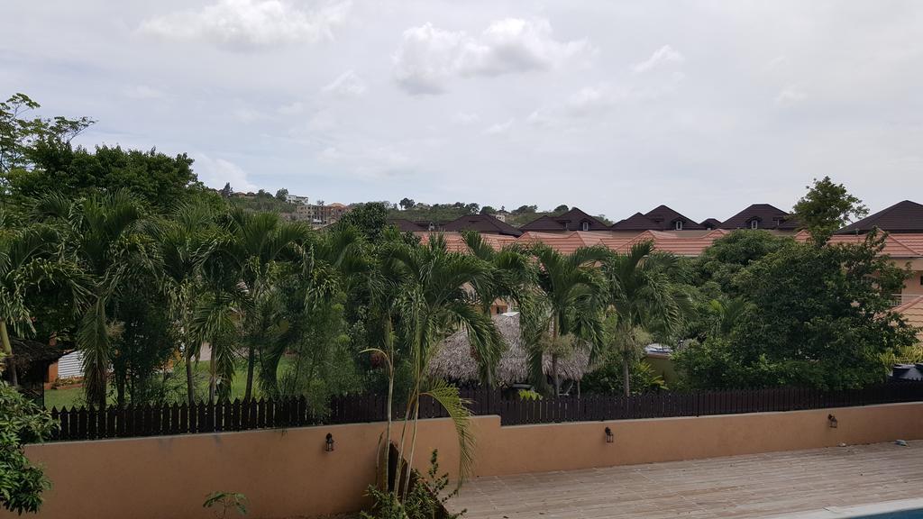 Apt 12, Executive Suites Ja - Palms Enfield Bagian luar foto