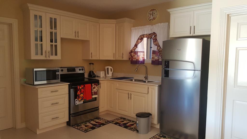 Apt 12, Executive Suites Ja - Palms Enfield Bagian luar foto
