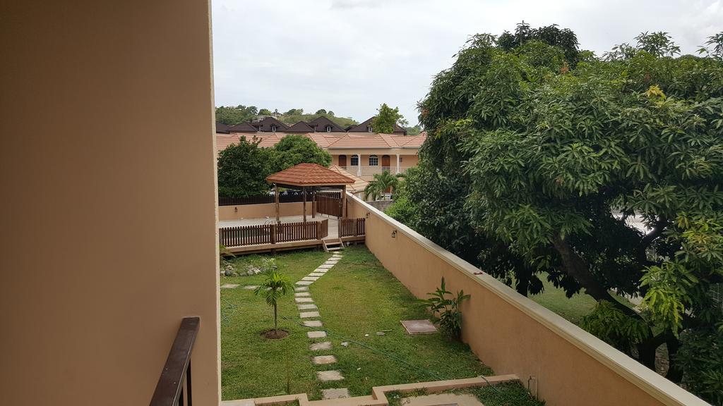 Apt 12, Executive Suites Ja - Palms Enfield Bagian luar foto