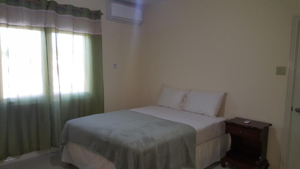 Apt 12, Executive Suites Ja - Palms Enfield Bagian luar foto