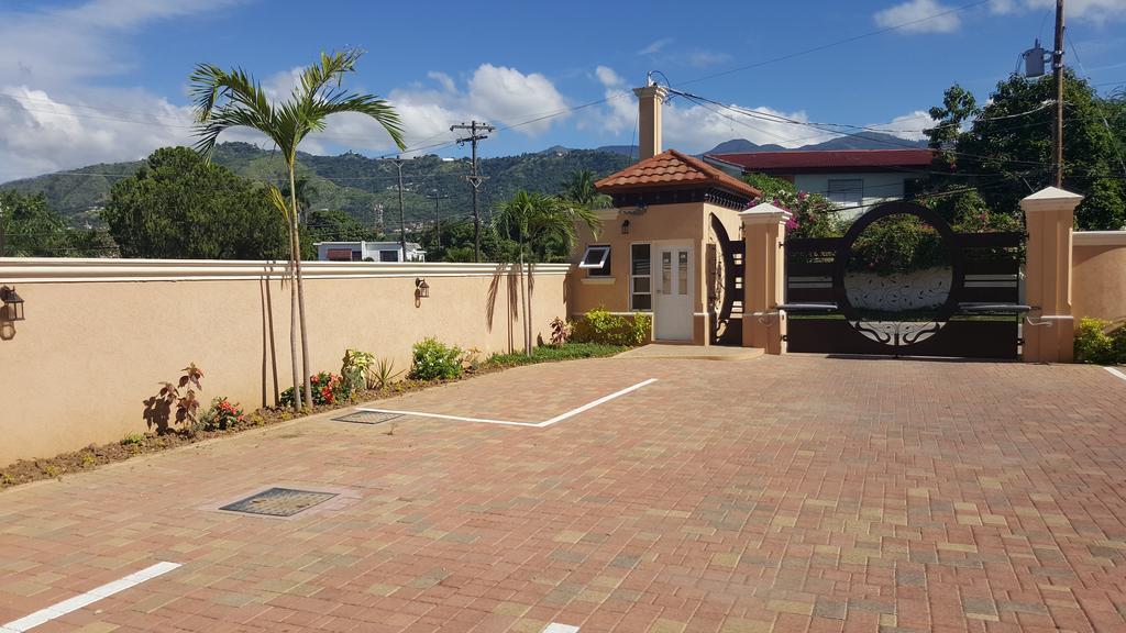 Apt 12, Executive Suites Ja - Palms Enfield Bagian luar foto