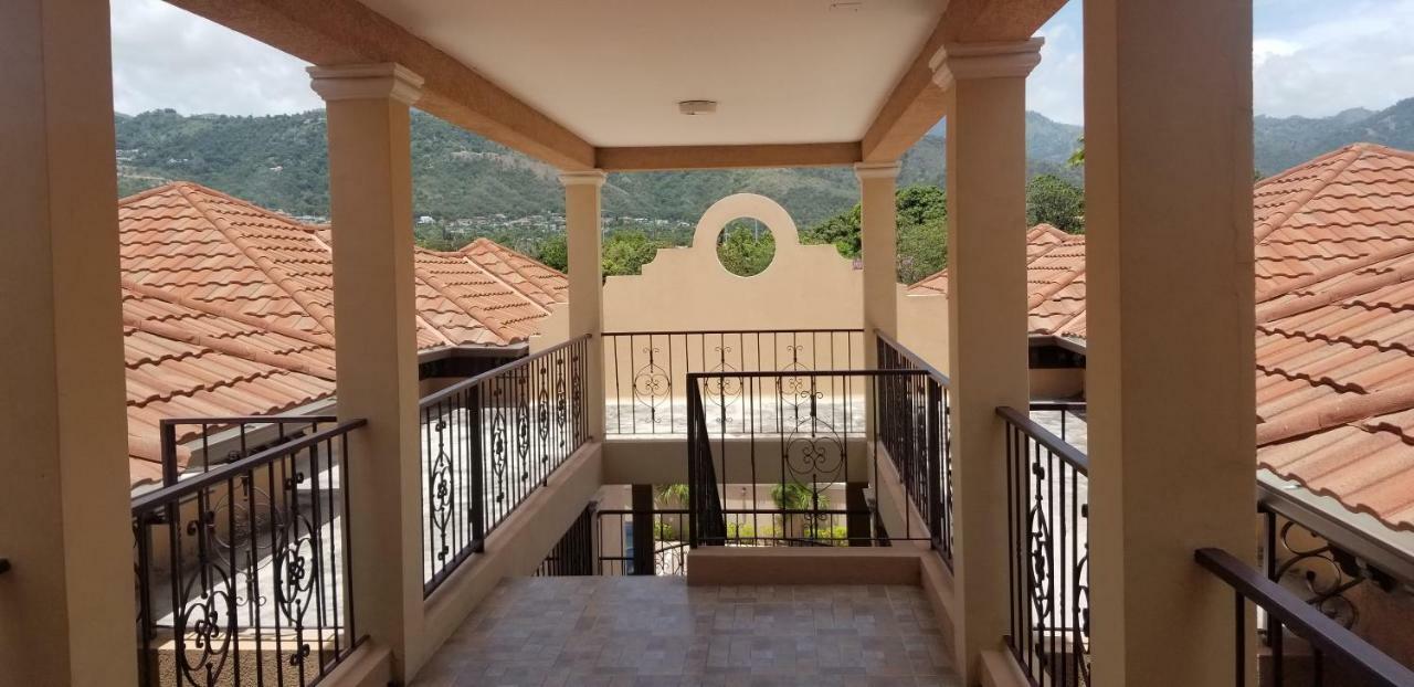 Apt 12, Executive Suites Ja - Palms Enfield Bagian luar foto