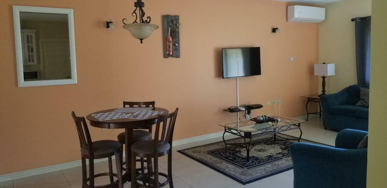 Apt 12, Executive Suites Ja - Palms Enfield Bagian luar foto