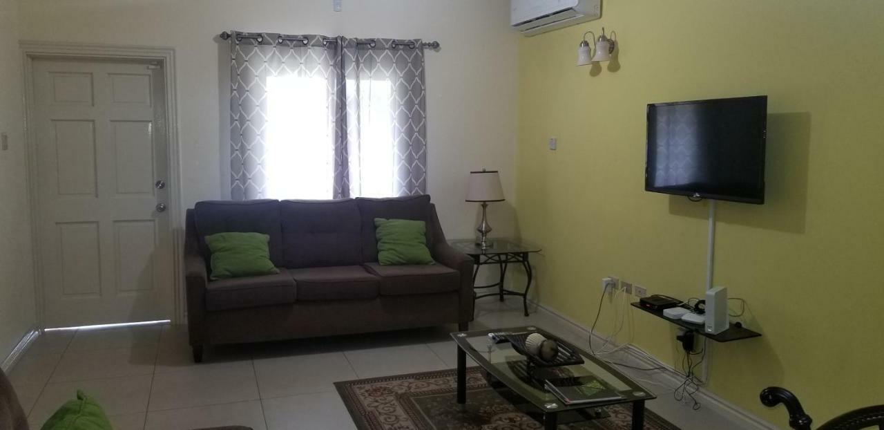 Apt 12, Executive Suites Ja - Palms Enfield Bagian luar foto