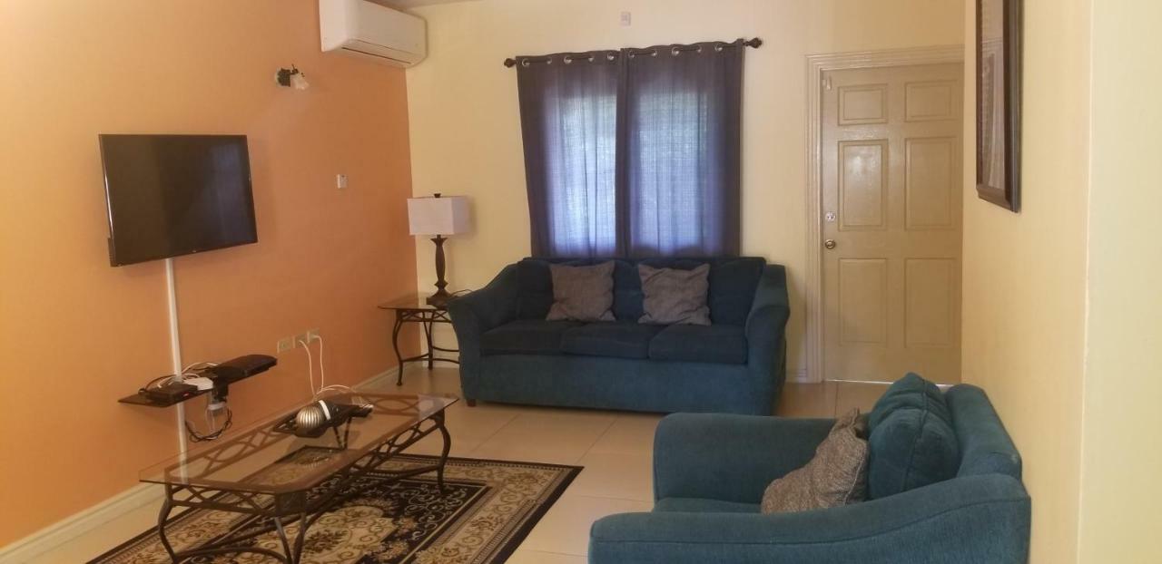 Apt 12, Executive Suites Ja - Palms Enfield Bagian luar foto